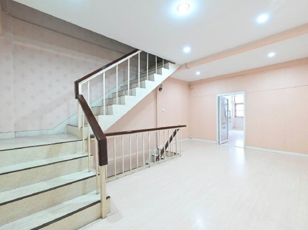 ให้เช่าอาคารพาณิชย์ 5 ชั้น ขนาด 400 ตรม. ทำเลดีใกล้ BTS อโศก & MRT สุขุมวิทเพียง 250 ม.Terminal 21 ใกล้โรงแรมชาร์มา ซอยทะลุออกถนนรัชดาภิเษก ซอยสุขุมวิท 22 ซอยไผ่สิงห์โต